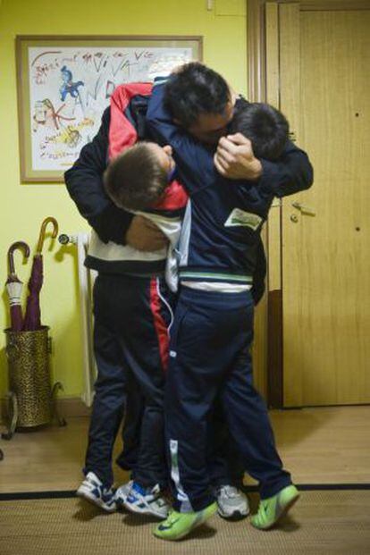 Un hombre recoge a sus hijos en un punto de encuentro.