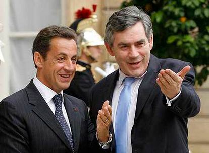 El presidente francés, Nicolas Sarkozy, y el primer ministro británico, Gordon Brown, en París el 20 de julio.