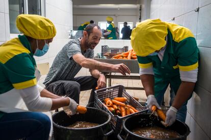 Alberto Sentís, técnico de la ONG española CERAI, colabora en el ‘entreposto’ Agrícola de Ribera da Cruz, en la isla de Santo Antão, un lugar dedicado al procesado de los alimentos. La organización trabaja en Cabo Verde desde 2010 para garantizar la seguridad alimentaria y nutricional desde un enfoque agroecológico. En la imagen, Sentís prepara, junto con trabajadores locales, las hortalizas que van a formar parte del almuerzo que ofrecen los centros educativos durante la semana.