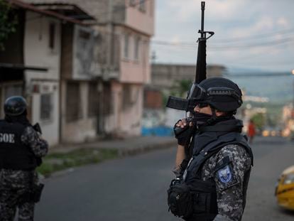 Personal militar y policial realiza operativos de control en los barrios más afectados por la violencia, en Esmeraldas (Ecuador).