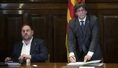 Puigdemont, con Junqueras, firma la convocatoria del refer&eacute;ndum del 1-O