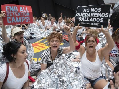 La actriz Susan Sarandon (centro) junto a cientos de mujeres en la manifestación contra las políticas migratorias de Trump este jueves en Washington.