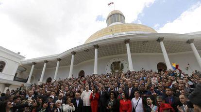 Los integrantes de la Asamblea Constituyente posan frente a la entrada al Parlamento venezolano. 