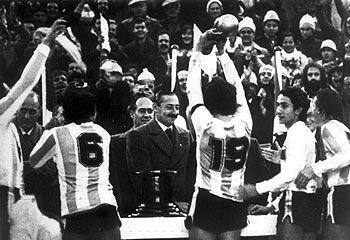 El dictador argentino Jorge Rafael Videla (centro) saluda a los jugadores de la selección nacional de fútbol tras ganar ésta el Mundial de 1978.