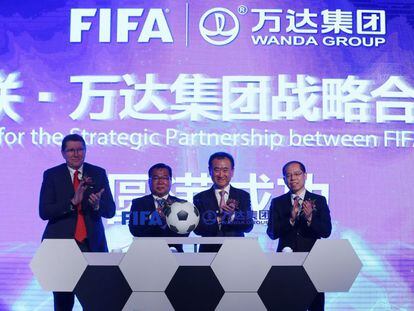 El presidente de Wanda, Wang Jianlin, junto a varios directivos de la FIFA y de la Asociaci&oacute;n China de F&uacute;tbol, durante la ceremonia de anuncio del acuerdo de patrocinio