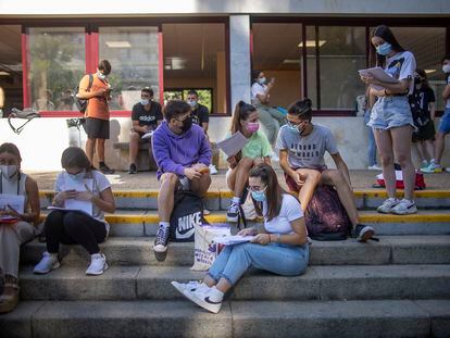 Varios estudiantes, antes de entrar a la prueba de Selectividad en junio de 2021 en la Universidad de Sevilla.