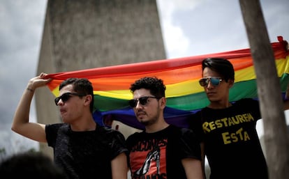 Unos jóvenes en una marcha por el matrimonio igualitario en San José.
