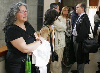 De izquierda a derecha, Isabel Quintairos, su mujer, dos miembros del comité de empresa de la Cope, y el abogado de la cadena, ayer.
 andrés fraga