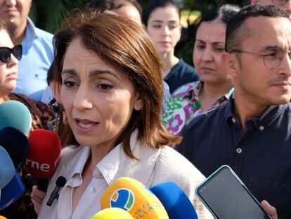 La candidata de Coalición por Melilla (CpM), Dunia Almansouri, en declaraciones ante los medios junto al consejero de Distritos, Juventud y Participación Ciudadana y candidato número tres de CpM, Mohamed Ahmed Al-Lal, detenido en la operación policial por la supuesta compra de votos.