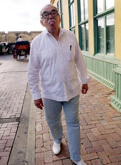 Gabriel García Márquez bromea mientras es fotografiado en una calle de Cartagena de Indias en octubre de 2004.