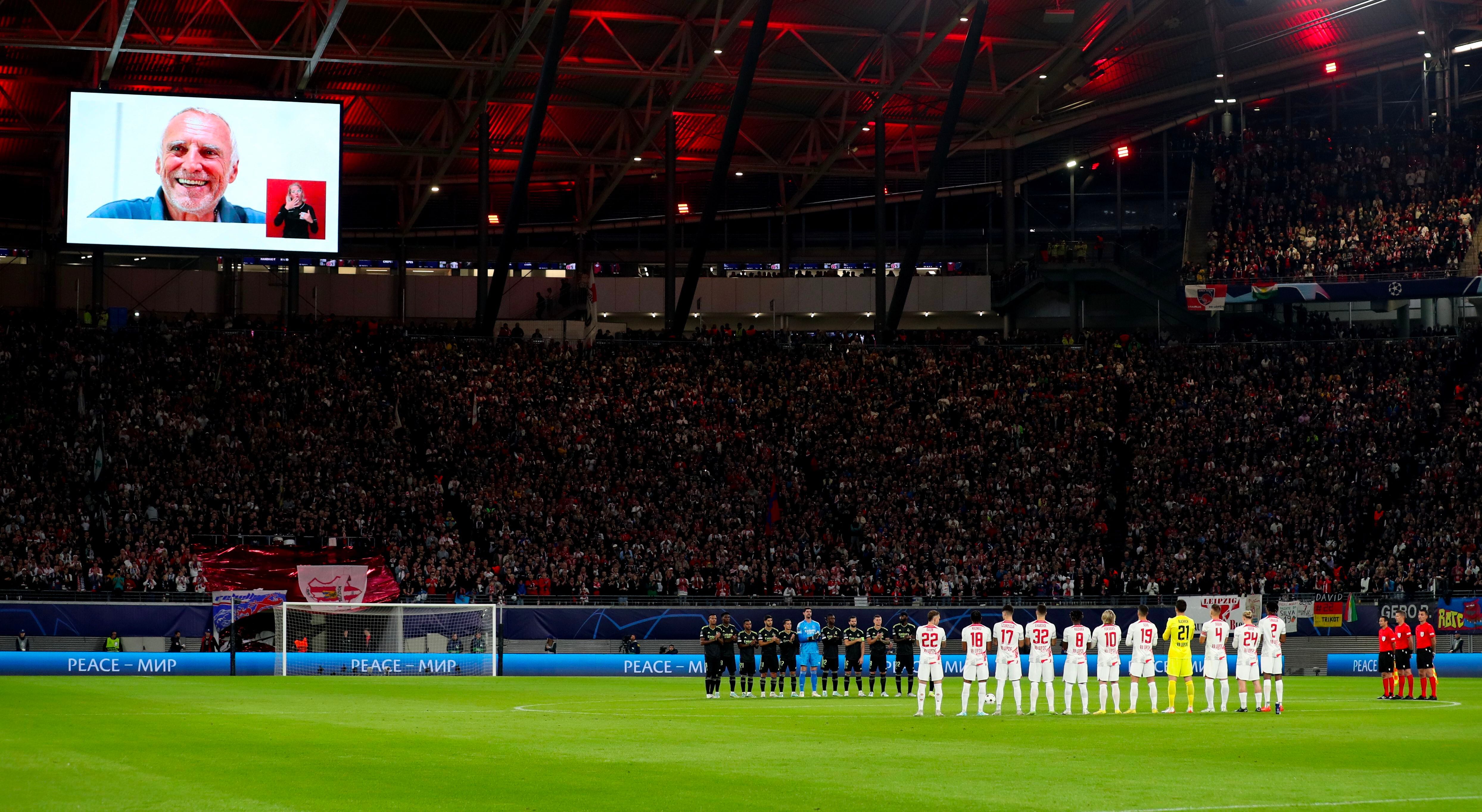 Los jugadores del Leipzig guardan un minuto de silencio en homenaje a Dietrich Mateschitz en su partido de la Champions League contra el Real Madrid celebrado en Leipzig el 25 de octubre de 2022.