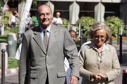 Jacques Chirac, acompañado por su esposa, Bernadette, sale del hospital Val-de-Grâce.