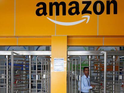 Un empleado de Amazon sale de uno de sus centros logísticos.