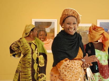 Asistentes a una exposición fotográfica en Casa África.