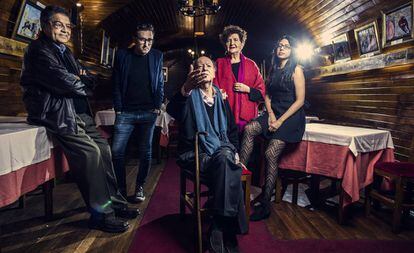 De izquierda a derecha, Sergio Ramírez, Patricio Pron, Jorge Edwards, Margo Glantz y Mónica Ojeda, en el sótano del café Gijón de Madrid.