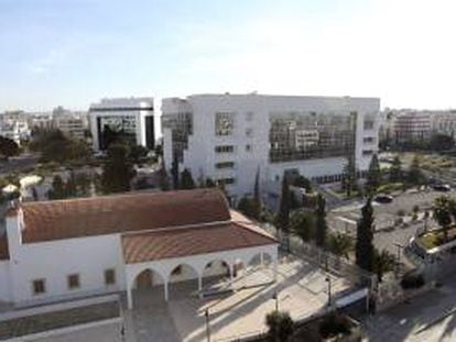 La sede del Banco Central de Chipre (c-d) y del Banco de Chipre (detrás), en Nicosia, Chipre, hoy.