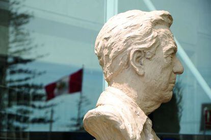 El busto con la efigie de Mario Vargas Llosa.