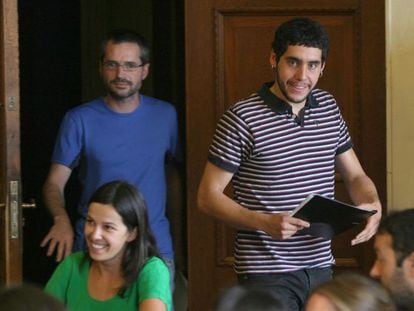 El concejal Axier Jaka, en primer t&eacute;rmino, ayer antes de la rueda de prensa.