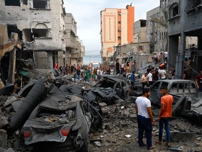 Palestinians inspect damages in the aftermath of Israeli strikes, following a Hamas surprise attack, at Beach refugee camp, in Gaza City, October 9, 2023. REUTERS/Mohammed Salem