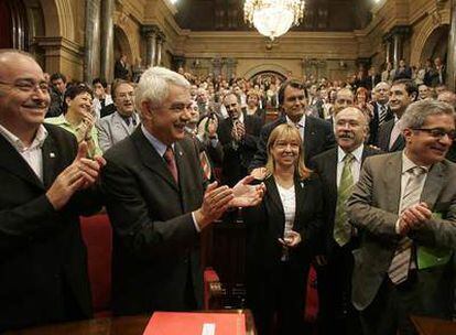 Bargalló, Maragall, De Madre, Mas, Carod y Saura en la aprobación del Estatuto en el Parlamento catalán.