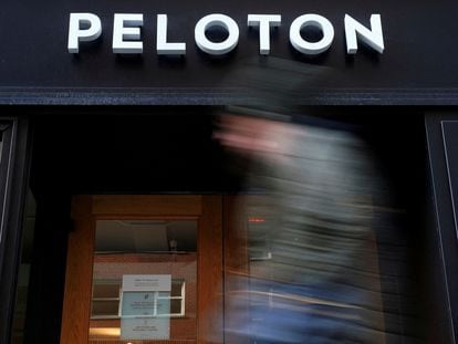 Una persona camina delante de una tienda de Peloton en Nueva York.