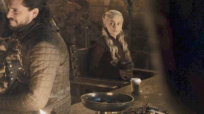 Daenerys y Jon Snow. Sobre la mesa, el vaso de Starbucks.