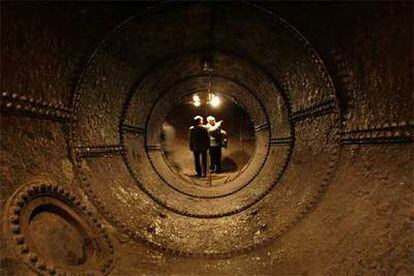 Interior de la tubería que abastecía la turbina principal de la colonia Sedó, en Esparreguera.