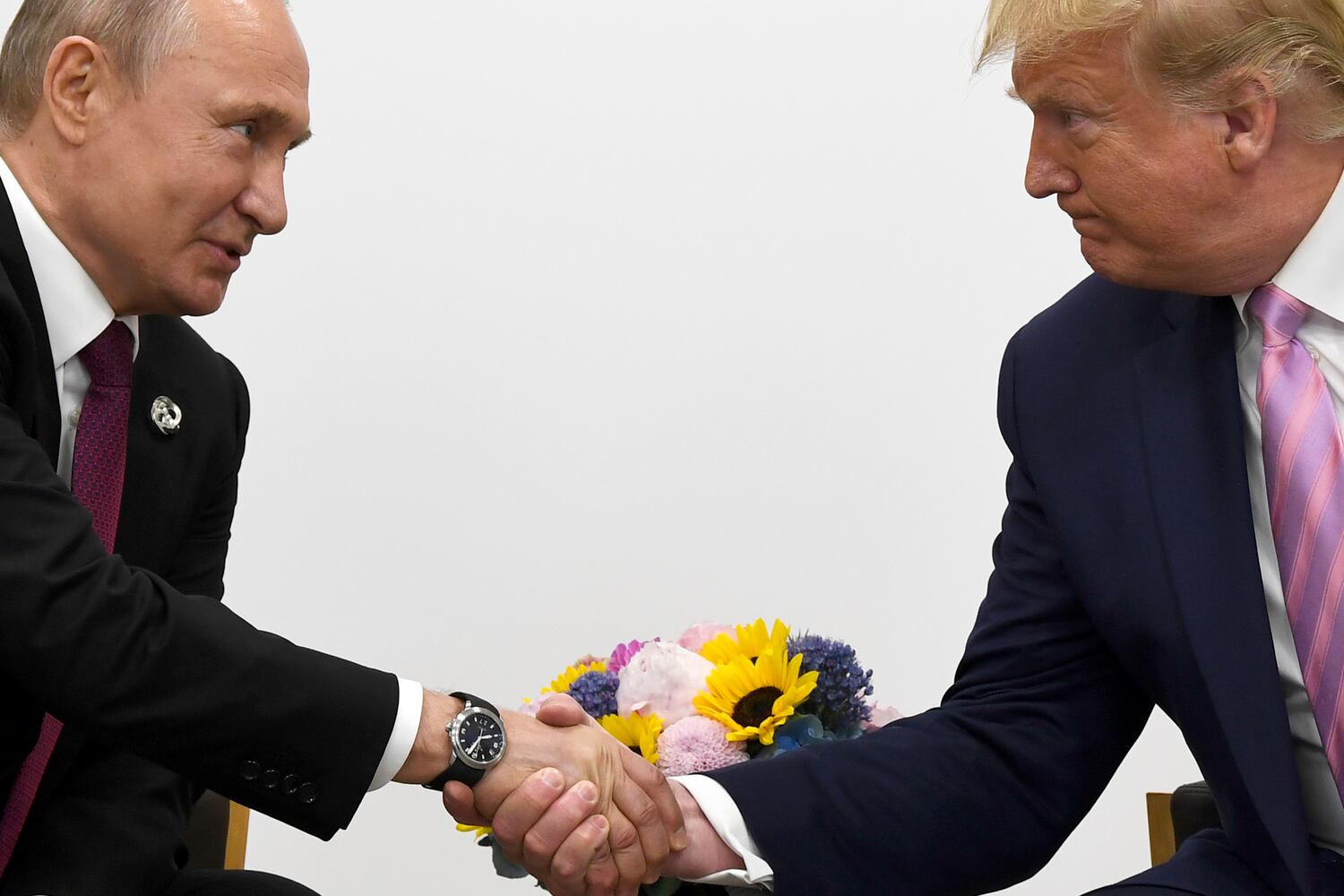 Vladimir Putin y Donald Trump se estrechan la mano en junio de 2019.