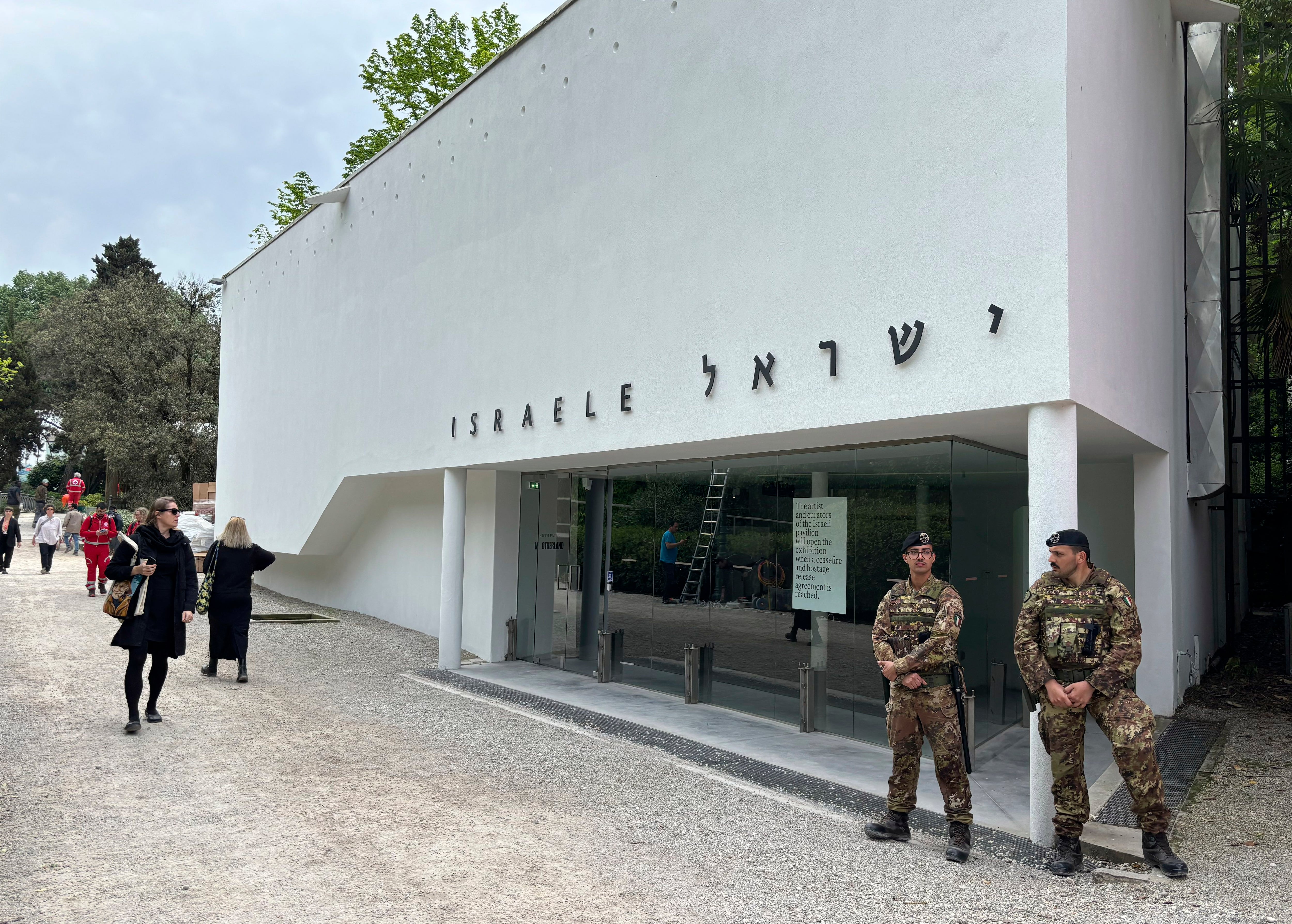 La artista que representa a Israel en la Bienal de Venecia se niega a abrir su pabellón hasta que haya un alto el fuego en Gaza