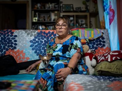 Amparo Espino, de 67 años, en el piso donde vive en Vallecas.