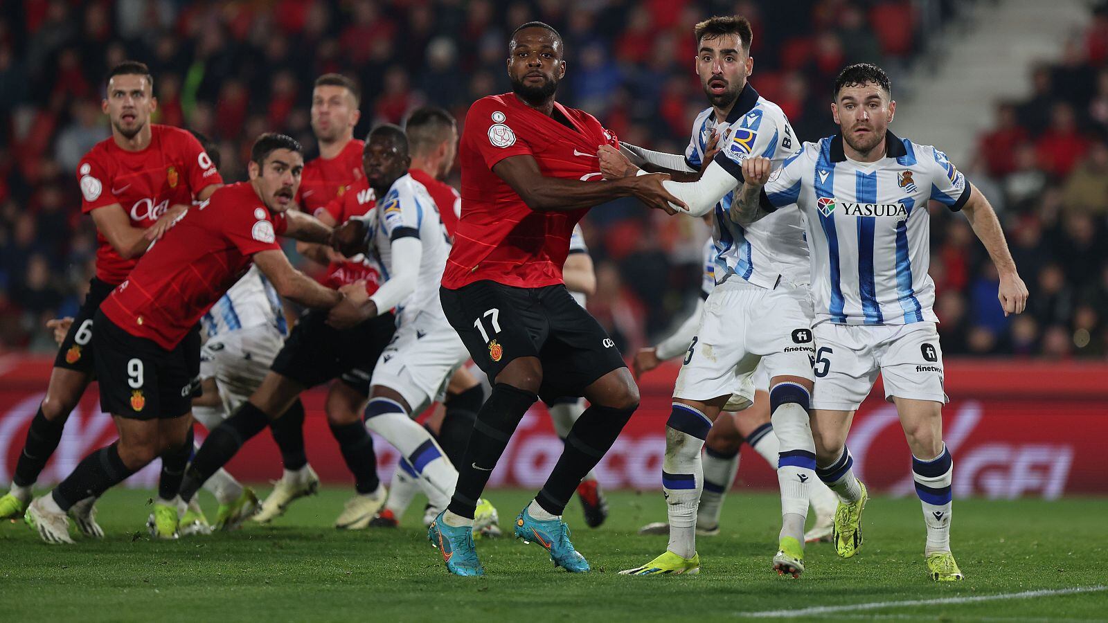 Varios jugadores del Mallorca y la Real Sociedad pugnan por recibir el balón, en el partido de semifinales de ida de la Copa del Rey