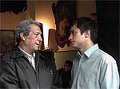 Sáncho Gracia y Gael García Bernal, durante el rodaje de <i>El padre Amaro</i> en México.
