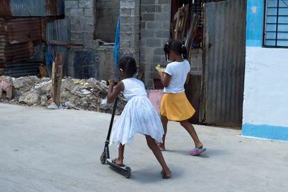 Niñas jugando en el callejón 10 del barrio de La Ciénaga, una de las zonas más desfavorecidas y pobres de Santo Domingo.