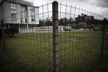 Terrenos vallados en el barrio de Torneiros, donde se sospecha que los movimientos de tierra y los vertidos contaminaron el suelo de lindano desde hace unos 60 años.