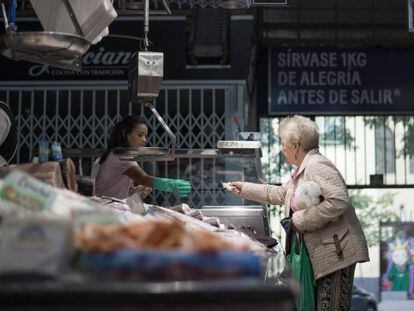 Personas mayores comprando en el mercado de Vallehermoso.