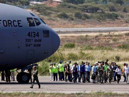 Un avión militar estadounidense con ayuda humanitaria para Venezuela aterriza en el aeropuerto de Cúcuta, Colombia.
