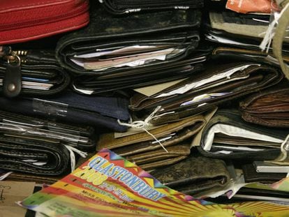 La sala de objetos perdidos del Festival de Glastonbury (Reino Unido), atestada de carteras.