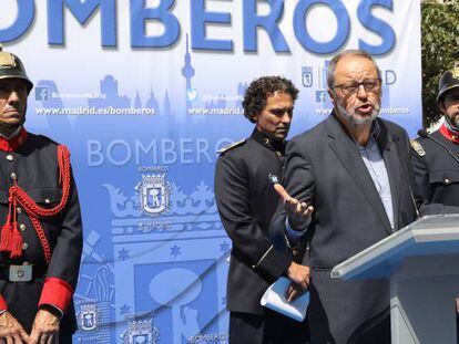 Javier Barbero en un homenaje a los bomberos fallecidos en los Almacenes Arias hace 31 años.