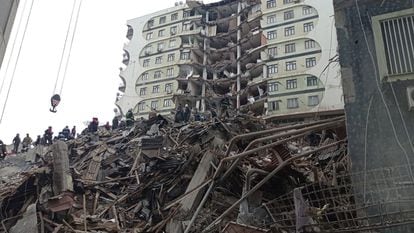 Trabajos de rescate en un edificio de viviendas en la ciudad de Diyarbakir (Turquía). 