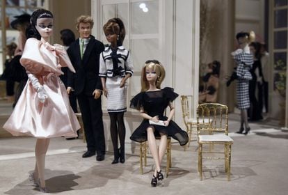 Más de 700 muñecas Barbie son parte de la muestra que se presenta en la exhibición del Museo de Arte Decorativas de París.