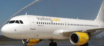 Llegada de un avión de Vueling' en Santiado de Compostela