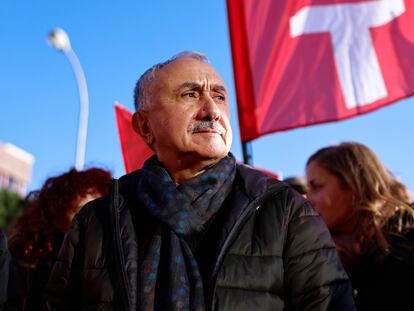 El secretario general de UGT, Pepe Álvarez, en una concentración este lunes frente a una de las sedes del Banco Santander en Madrid.