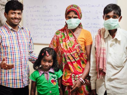 Sahil Hussain, a la izquierda, puso en marcha una organización llamada Vihaan en Nueva Delhi que apoya a pacientes de VIH y tuberculosis.