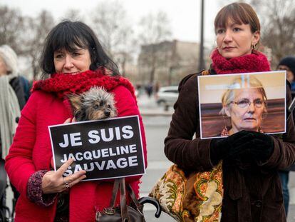 Mujeres con carteles en solidaridad con Jacqueline Sauvage.