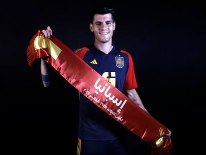 Álvaro Morata posa con una bandera con el nombre de España escrito en árabe.