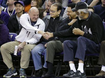 Steve Ballmer, de blanco, saluda a la exestrella de la NBA Bill Russell durante un partido de la liga estudiantil en 2005.