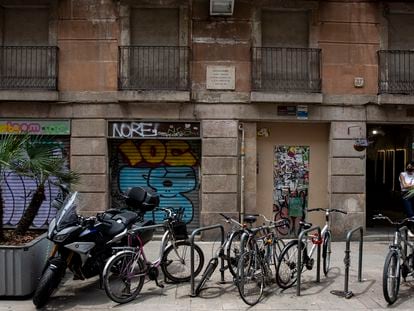 Puerta principal del número 37 de la calle de Princesa de Barcelona donde una placa recuerda que aquí nació Santiago Rusiñol el 25 de febrero de 1861, actualmente tapiado. A la derecha el negocio que abrió a finales de 2020 llamado 'Russinyol', en recuerdo del artista.