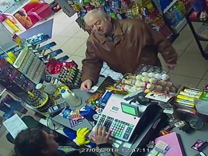 Imagen de Serguéi Skripal captada en una tienda de Salisbury, el pasado 27 de febrero.