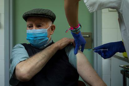 Un hombre recibe la primera dosis de la vacuna de Pfizer, en el CAP d'Horta de Barcelona el miércoles.