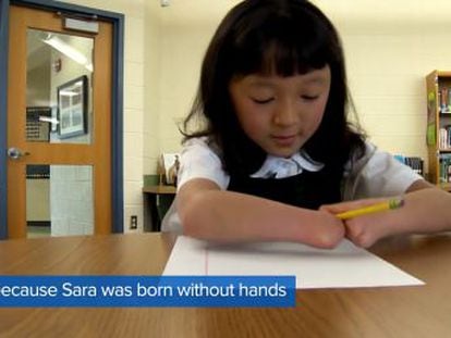 Sara Hinesley ha aprendido a escribir apoyando su boli o lápiz con ambos brazos